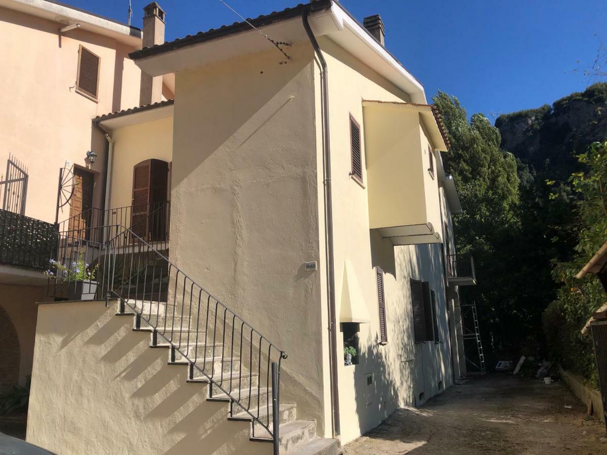 Rifugio Della Cascata Villa Collestatte Luaran gambar
