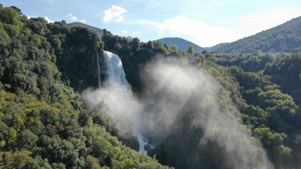 Rifugio Della Cascata Villa Collestatte Luaran gambar
