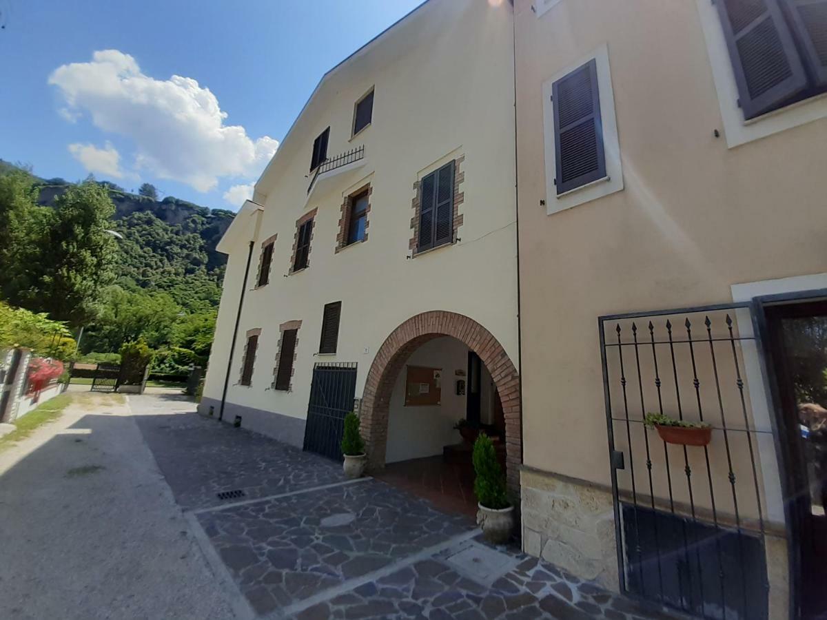 Rifugio Della Cascata Villa Collestatte Luaran gambar